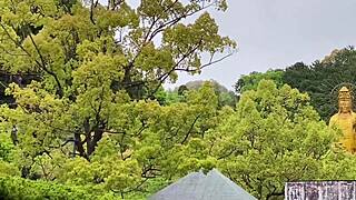 亚洲美女在三重县石阶享受蒸桑拿浴