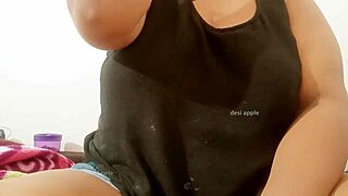 sri lankan lady showing natural boobs