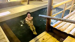 亚洲美女在三重县石阶享受蒸桑拿浴