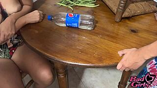 Sobrina rubia de culo grande tiene sexo caliente en cocina con tio.