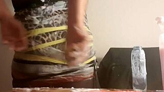 看这个娘炮贱货在保鲜膜里被泼湿？