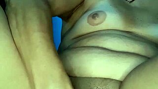 我饥渴想高潮 把骚逼张大自慰