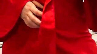 超爱看红内衣黑发妹自摸玩逼