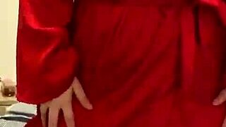 超爱看红内衣黑发妹自摸玩逼