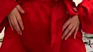 超爱看红内衣黑发妹自摸玩逼