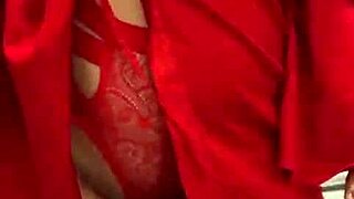 超爱看红内衣黑发妹自摸玩逼