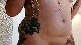 Alina Modelista纹身金发AV女按摩浴缸自慰