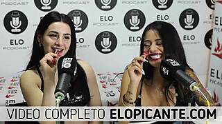 lesbianas bisexuales se besan y juegan con el chupetin