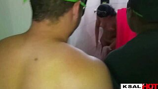 fui tomar banho na casa dos primos do meu marido ai meu marido entrou no banheiro logo em seguida todo mundo quis comer a minha buceta junto com ele