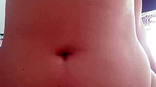 enorme chica latina juega con su enorme coño en pov