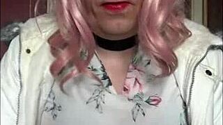 I'm bisexual crossdresser offering free blowjobs on camera