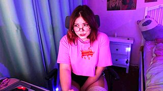 beautiful bbw teen masturbates solo on webcam with vibrator