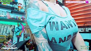 Watch these latina lesbians fingering and masturbating on webcam!