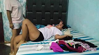 Descubro a mi madrastra oliendo mi ropa interior mientras se toca las tetas voy y le ayudo colocándola a chupar coño