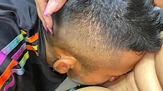 Hijastro es atrapado viendo a su madrastra estirarse para la clase de yoga  