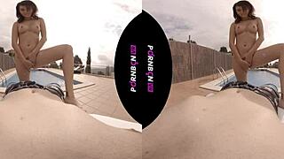 年轻拉丁邻居妹求VR泳池户外猛操！