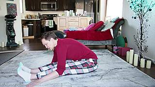 瑜伽课变棕发辣妹猛烈抽插