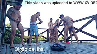 Fodendo as rabudas na sacada com blowjob e ass