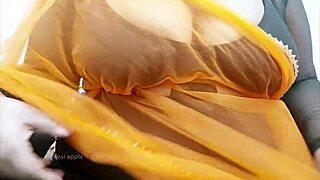 见过新加坡熟女闪现巨大奶子吗？