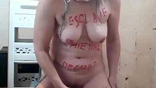 女奴在洞穴里用玩具激烈训练