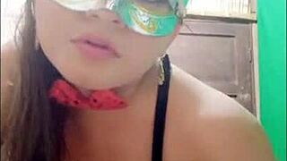 Otra vez haciendo cosas malas hijastra me pongo muy arrecha y espero con paciencia a mi padrastro que venga a comer y follar esta vagina humeda latina