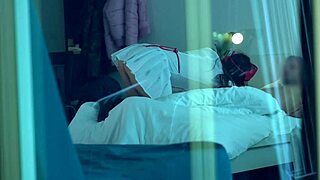 顽皮护士在狂野探访中支配病人！