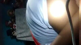 我手指自慰高潮媽媽在旁邊偷窺