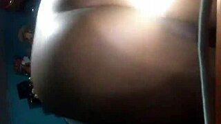 我手指自慰高潮媽媽在旁邊偷窺