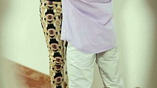 嘿，想看这个尿癖骚货把一切都淋湿在黄金雨里吗？