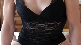 Hot milf in lingerie gets oral pleasure