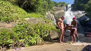 Eu e meu amigo levamos a pretinha gostosa para cachoeira e demos pau para ela 😏