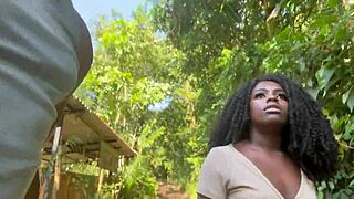 Eu e meu amigo levamos a pretinha gostosa para cachoeira e demos pau para ela 😏