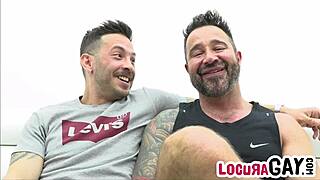 Locuragay - john brachalli folla duro con martin mazza en el sofa