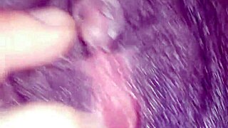 用手指打开年轻黑人妹子的逼！湿润并准备好更多！