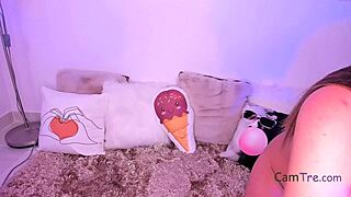 gorgeous babe fingers herself to orgasm on webcam