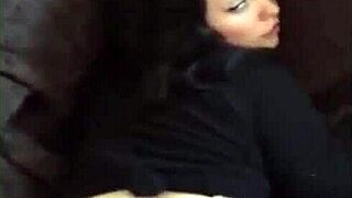 A branquinha shows off her big butt, wanting attention