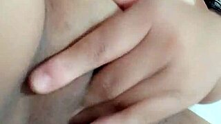 dedilhando minha boceta molhada na cama 😍