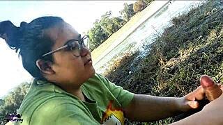 mamada en el lago en publico