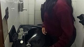 Cámara Graba A Alumnos En El Baño Del Instituto Encontramos Un Baño Solo Cogiendo Con Alumna En El Baño Video Casero
