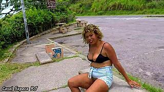 是热还是发骚让我公共场合狂野？