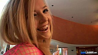 Alexis Texas大屁股沙发上说西班牙语操