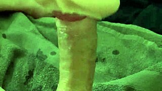 对着飞机杯手淫，内射射精