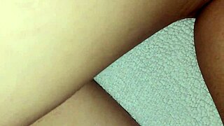 Jugueteo con las bragas de mi hermanastra