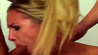 这骚货怎么同时吞两根大鸡巴？