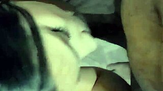 Débora andrade coloca o pauzão preto na boca no chão do banheiro