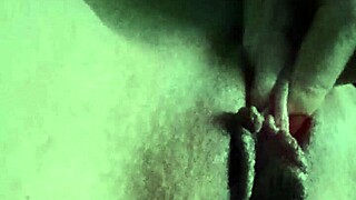 me aprieto el clitoris con la conchita sensible recien cogida