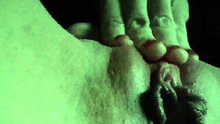 me aprieto el clitoris con la conchita sensible recien cogida